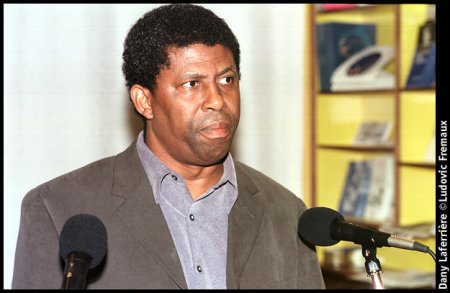 Dany Laferrière, Photo prise par Ludovic Fremaux lors de la Journée internationale des écrivains emprisonnés, « Livres comme l'air », organisée par Amnestie Internationale, le Pen Club et l'Union des écrivains et écrivaines du Québec (UNEQ) le 15 novembre 2000 à Montréal. © 2000 Ludovic Fremaux