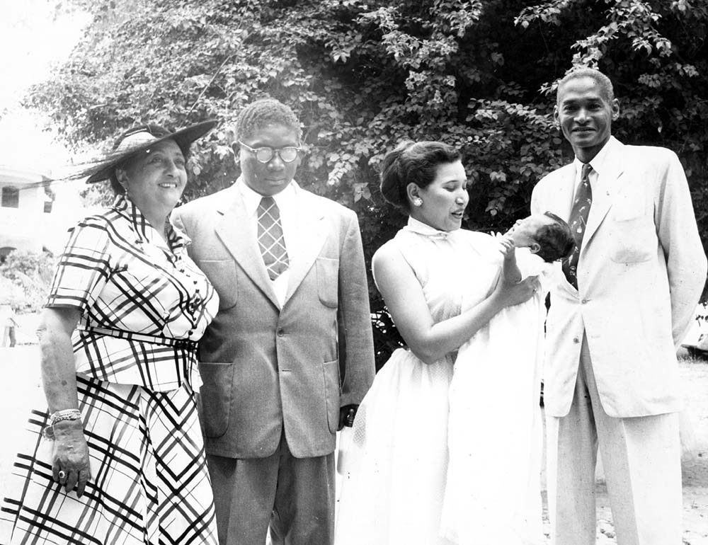 (de g. à dr.) Maria Frankel, René Piquion, Laura et Roussan Camille.*