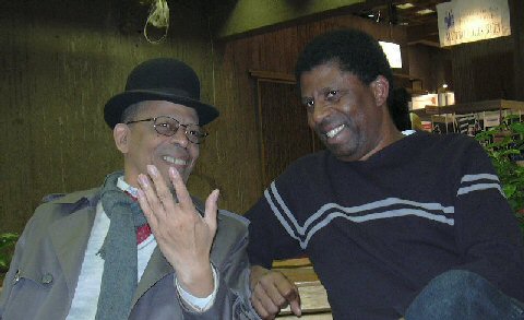 Dany Laferrière (à droite) avec Davertige, Montréal, novembre 2003 photo © Éditions Mémoire d'encrier