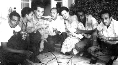 De gauche à droite : Réginald Crosley, et puis les membres d'Haïti Littéraire en 1963 : Villard Denis (aka Davertige), Anthony Phelps, René Philoctète, Marie Vieux Chauvet, Roland Morisseau et Serge Legagneur. Photo prise par Jean-Claude Carrié à la résidence Chauvet au Bourdon Park. © Photo Mambo Carrié-Phelps