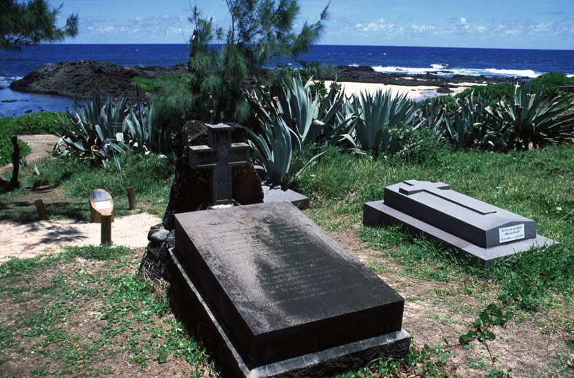 tombe de Robert-Edward Hart au cimetière marin de Riambel photo © 2002 Hubert Rogers, prise pour Pérennité, anthologie inédite de Robert-Edward Hart (Stefan Hart de Keating, éd. Quatre-Bornes: Les Arts Éditions, 2002.) 