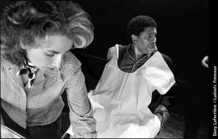 Photo de Dany Laferrière © Ludovic Fremaux Mai 1997 - Bibliothèque nationale, Montréal (Québec). Photo prise peu avant l'enregistrement de Sous la couverture, pour Radio-Canada. À gauche: Hélène Tremblay, maquilleuse. 