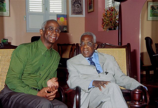 Daniel Maximin et Aimé Césaire dans le bureau de Césaire à Fort-de-France le jour de son 90e anniversaire, le 26 juin 2003. Photo © Christiane Jean-Étienne 